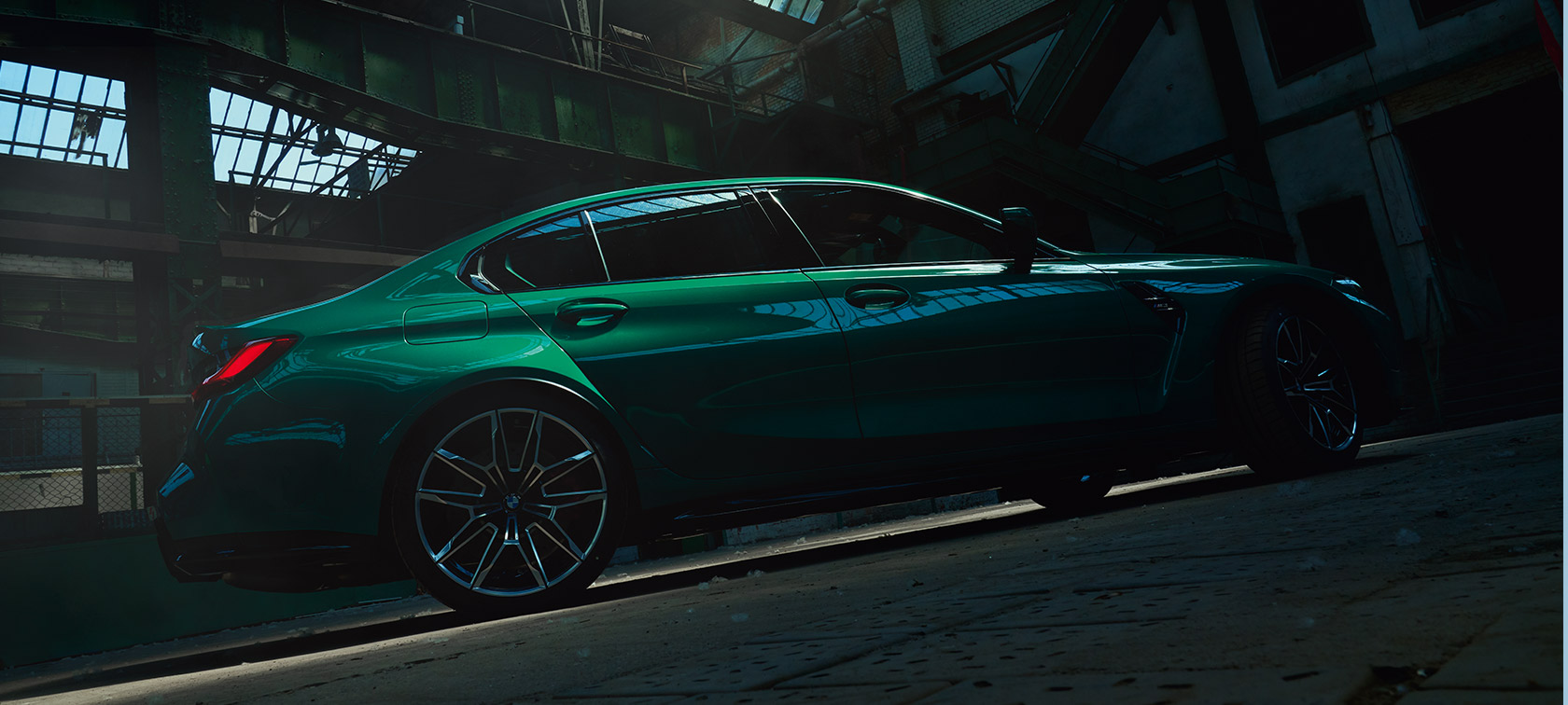 BMW M3 Sedan G80 2020 Sett fra siden i froskeperspektiv BMW M3 Sedan G80 2020 Isle of Man grønn metallic Sett fra siden i froskeperspektiv