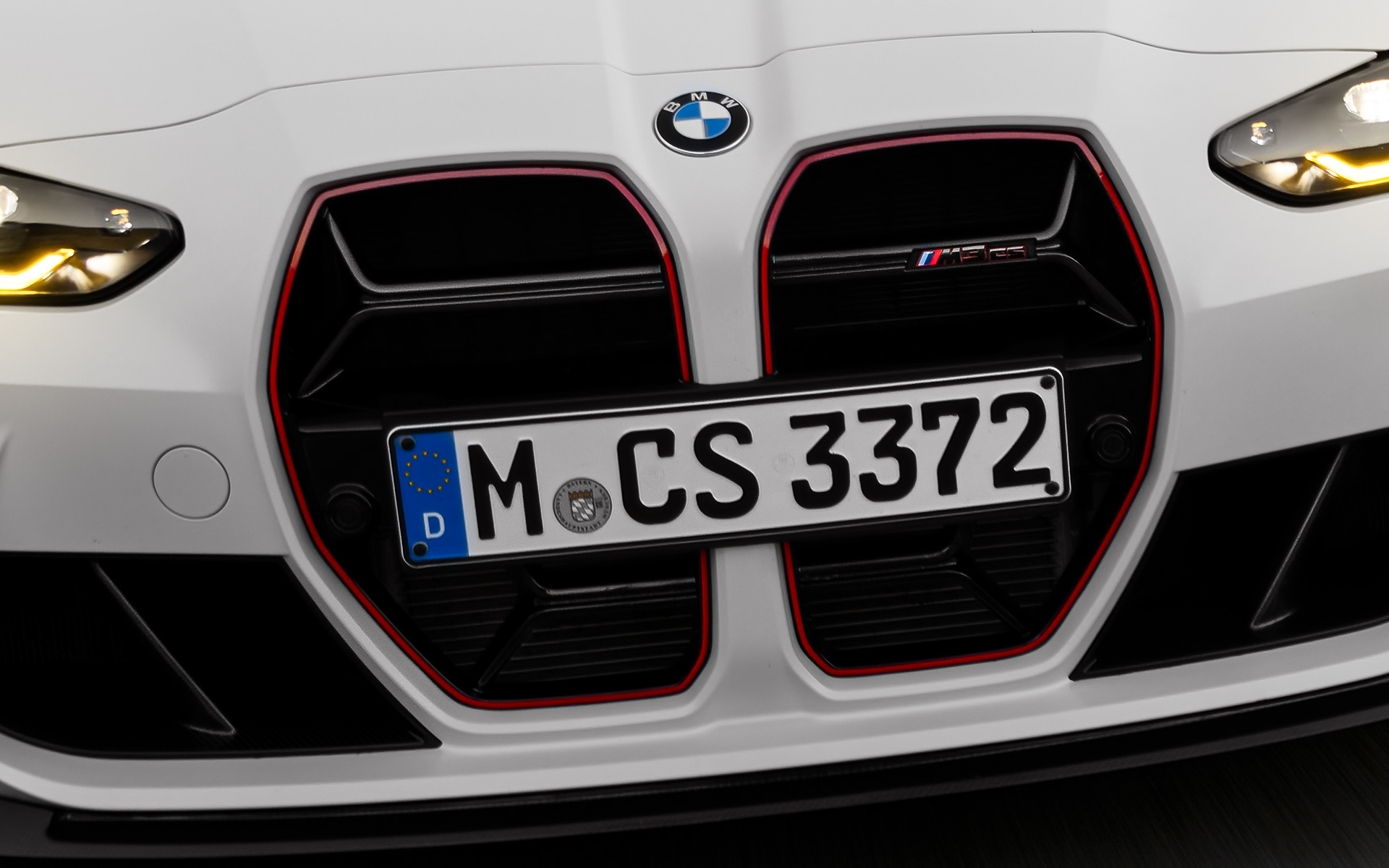 CS-spesifikk grill i sort med rød spesialmodell-signatur BMW M3 CS G80 BMW M3 CS G80 CS-spesifikk grill i sort med rød spesialmodell-signatur sett forfra kjørende