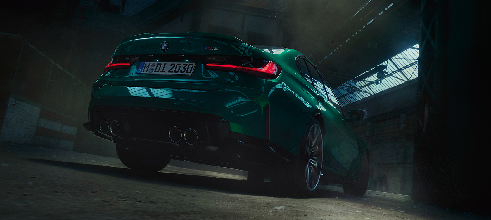 BMW M3 Sedan G80 2020 Sett skrått bakfra i froskeperspektiv BMW M3 Sedan G80 2020 Isle of Man grønn metallic Sett skrått bakfra i froskeperspektiv