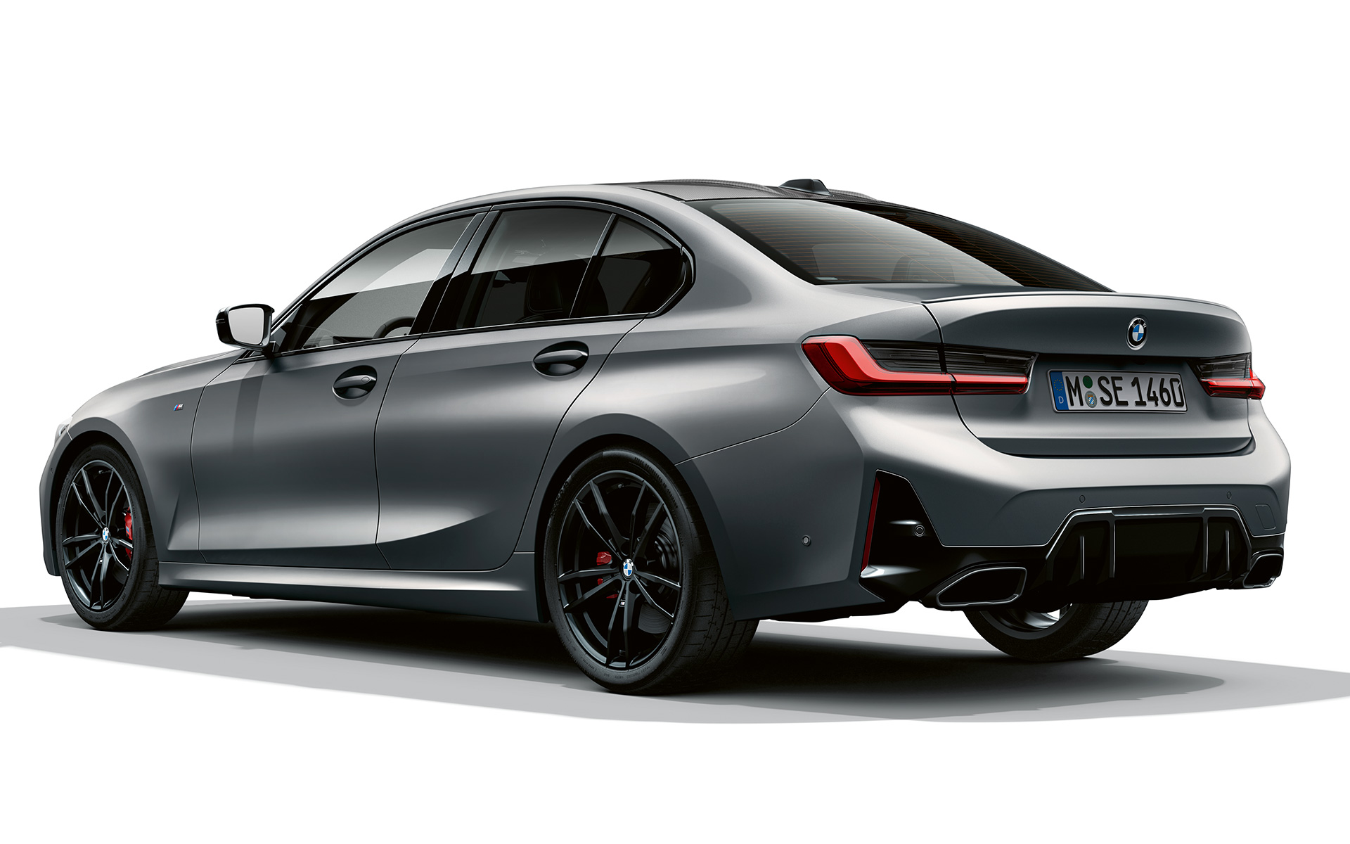 M hekkspoiler BMW M340i xDrive Sedan G20 BMW M340i xDrive Sedan G20 BMW Individual Frozen Pure Grey metallic sett skrått bakfra M hekkspoiler