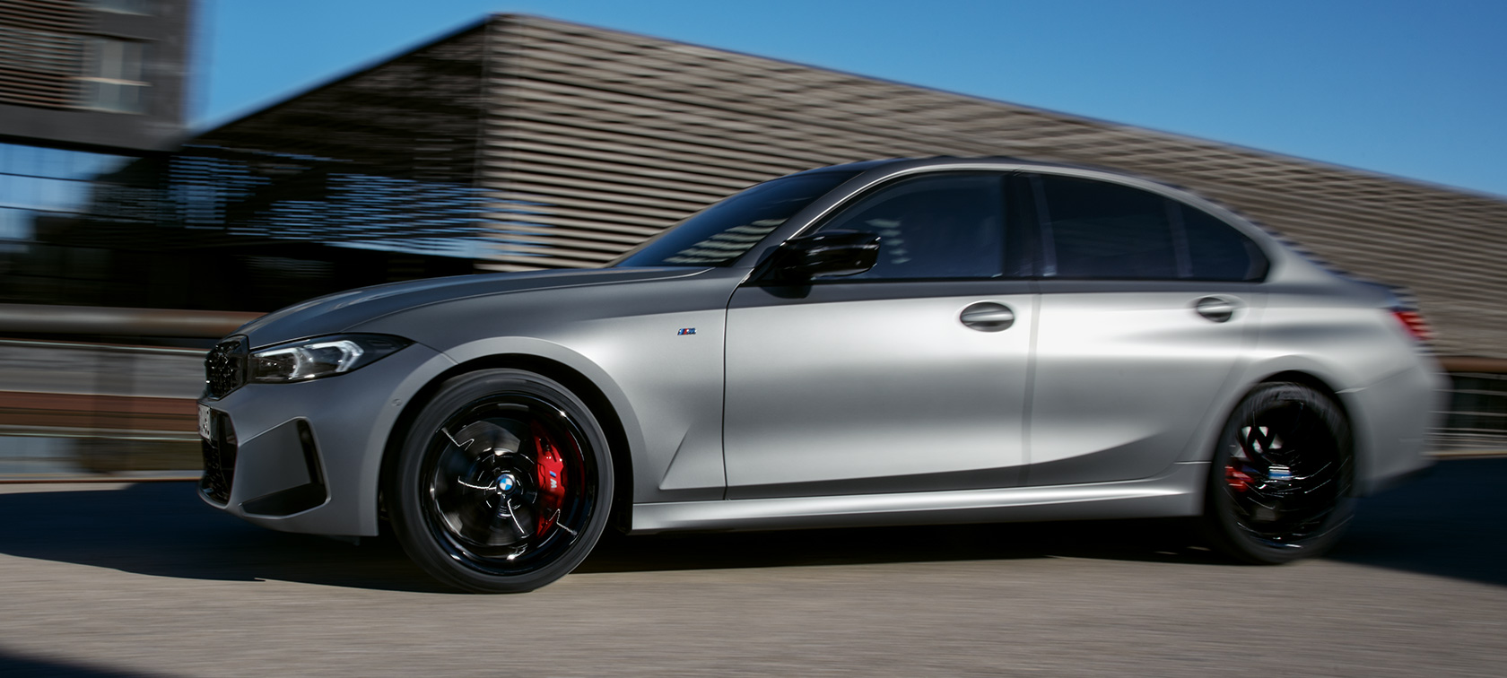Sett fra siden BMW M340i xDrive Sedan G20 BMW M340i xDrive Sedan G20 BMW Individual Frozen Pure Grey metallic sett fra siden kjørende på gaten