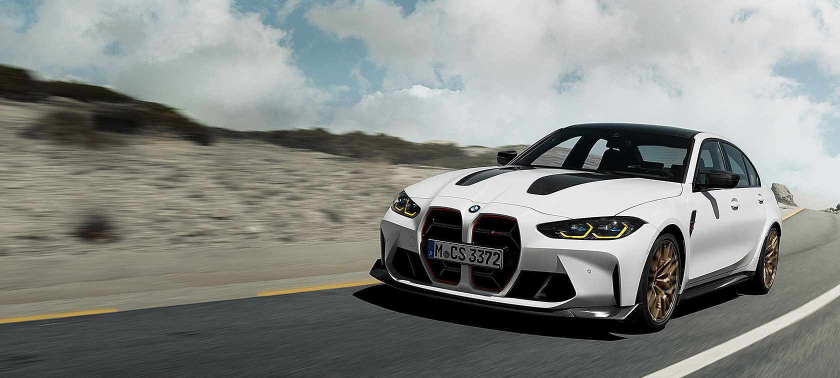 BMW M3 CS G80 sett på skrått forfra kjørende BMW M3 CS G80 sett på skrått forfra kjørende på bane