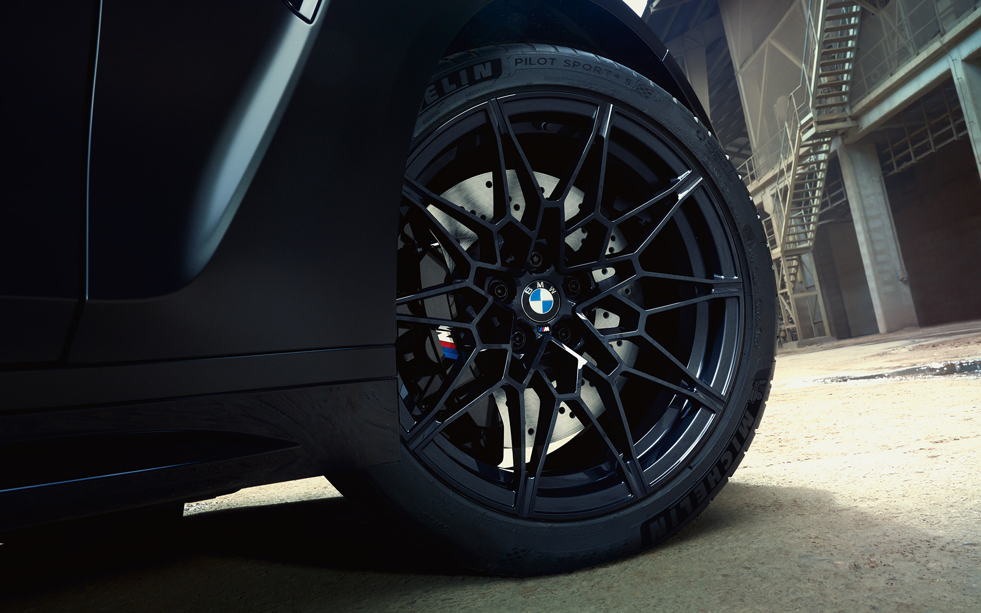 M komposittbremser, sort BMW M3 Competition Touring G81 BMW M3 Competition Touring G81 BMW Individual Frozen Black metallic M komposittbremser, sort, nærbilde