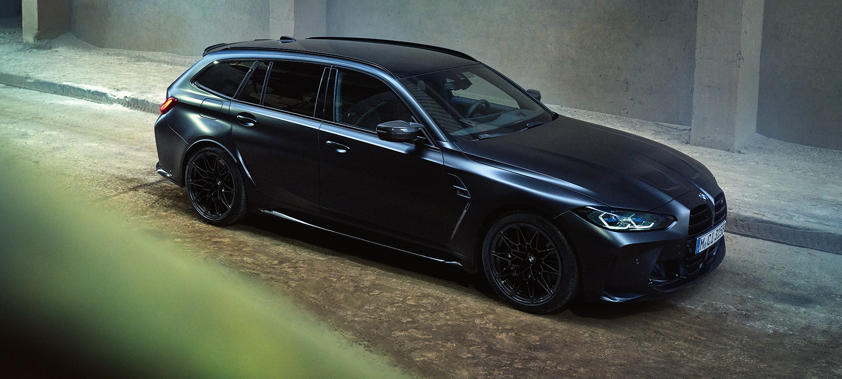 BMW M3 Competition Touring G81 Sett fra siden BMW M3 Competition Touring G81 BMW Individual Frozen Black metallic Sett fra siden stående