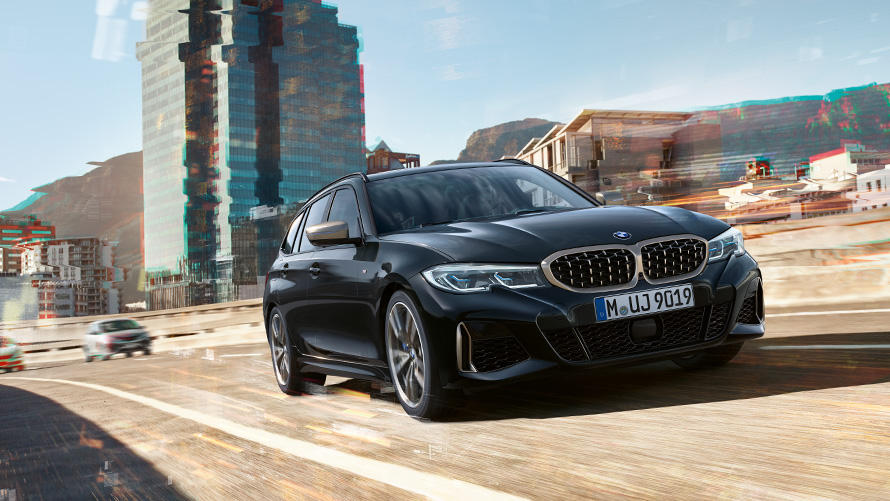 BMW M340i xDrive Touring, sett forfra under kjøring