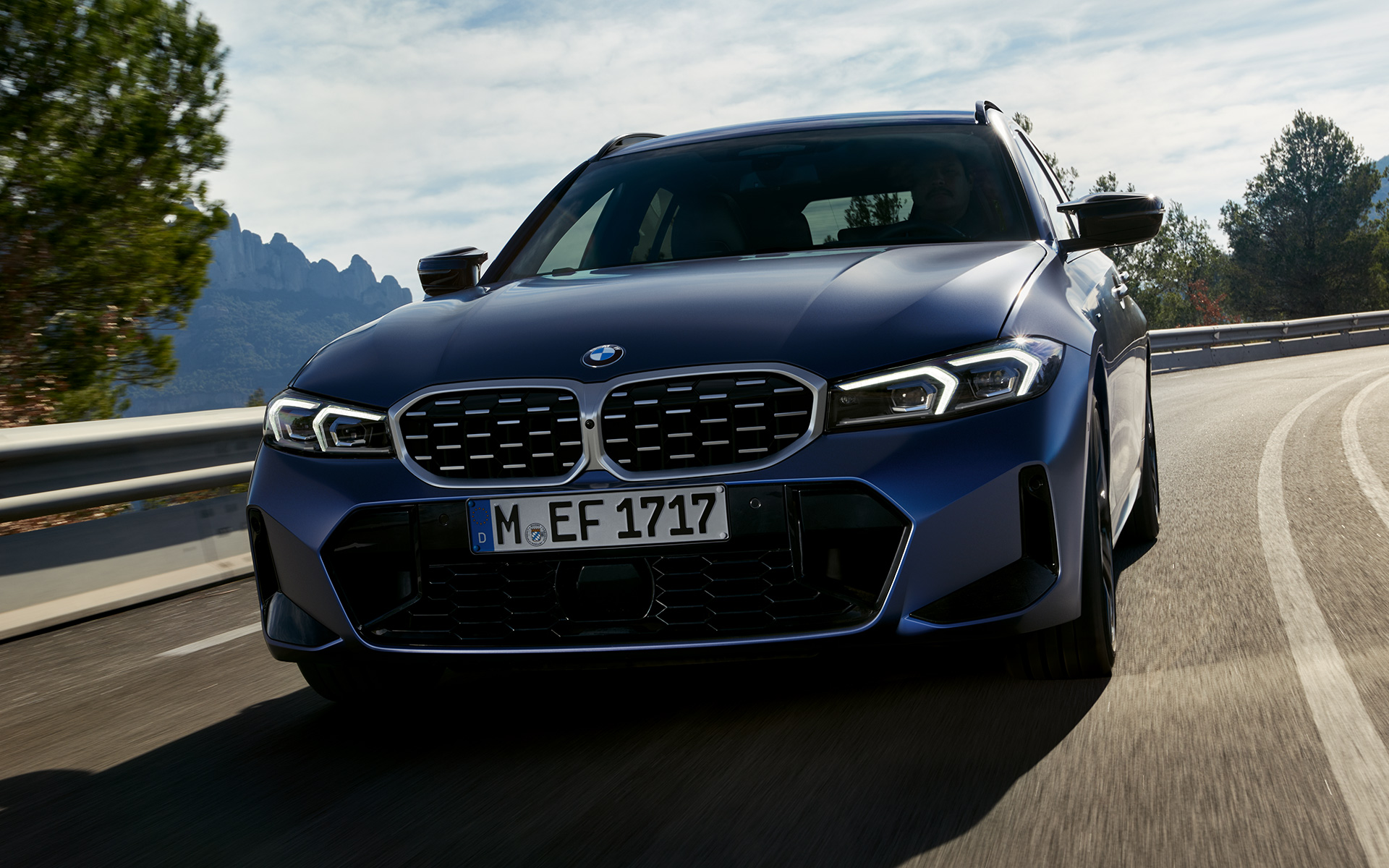 BMW M340i xDrive Touring G21 Frozen Tanzanite blå, sett kjørende på gaten forfra