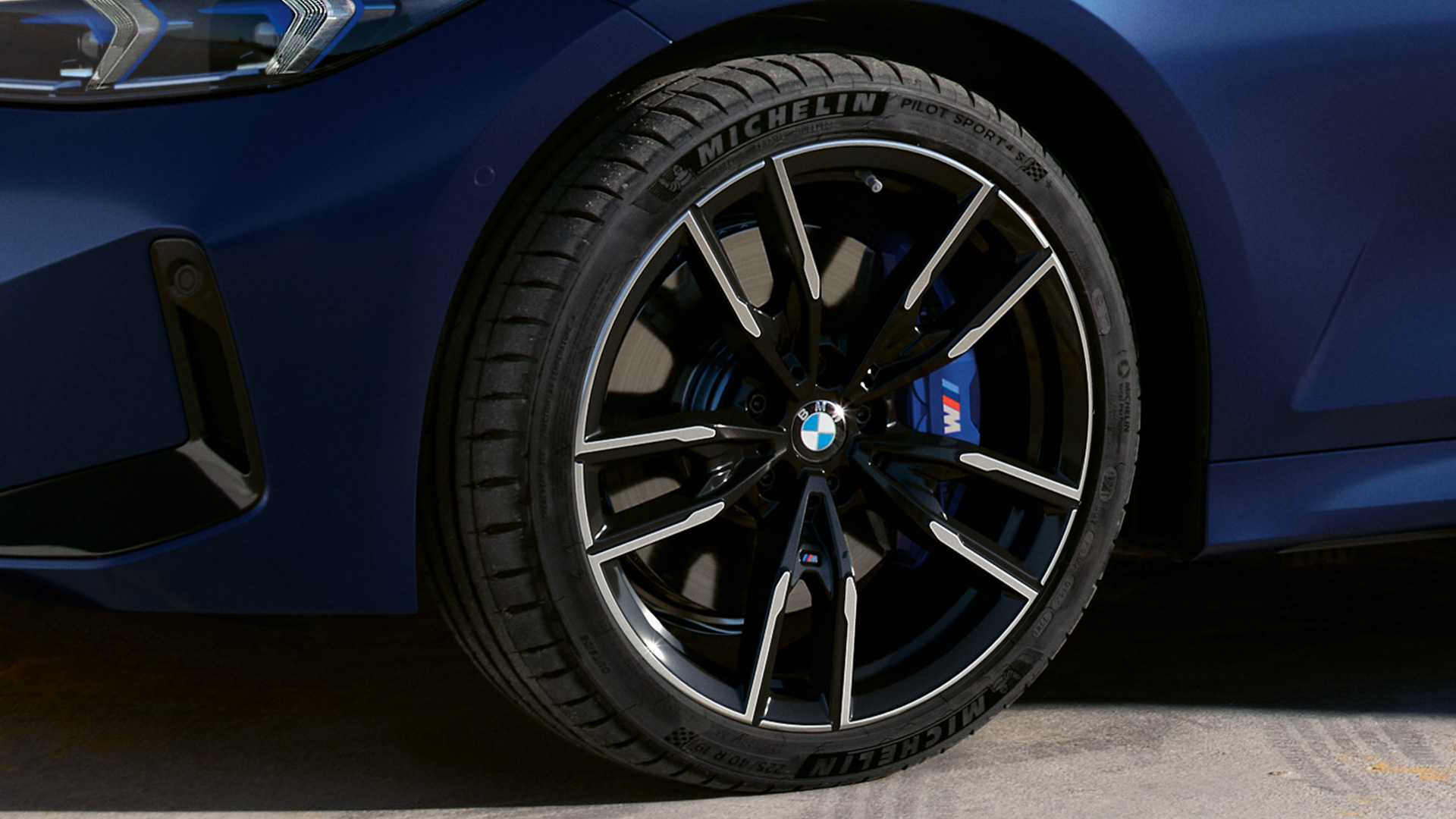 BMW M340i xDrive Touring G21 Frozen Tanzanite blå 19" M lettmetallfelg, nærbilde