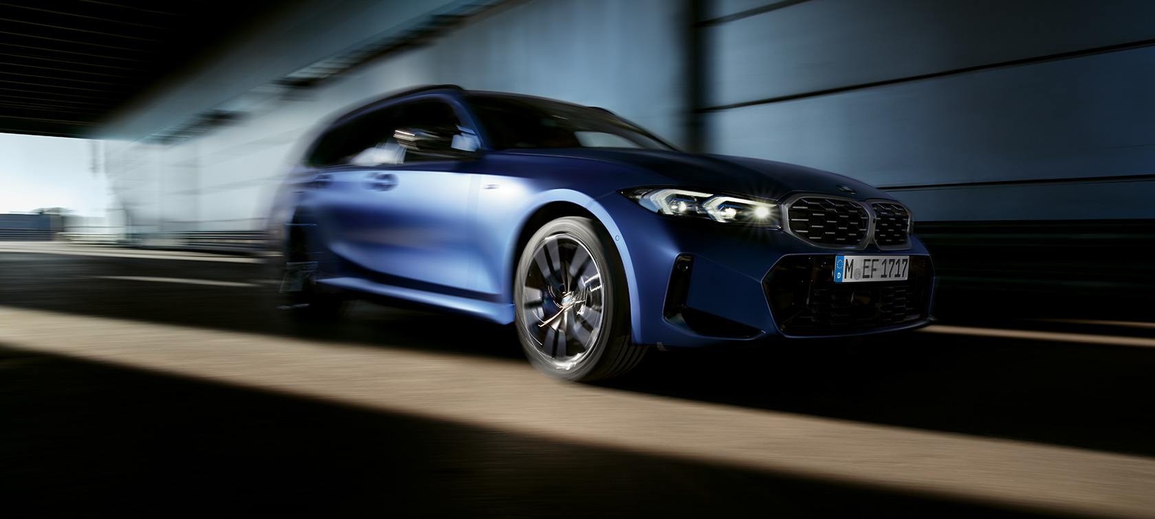 BMW M340i xDrive Touring G21, sett skrått fra siden kjørende BMW M340i xDrive Touring G21 Frozen Tanzanite blå, sett skrått fra siden kjørende