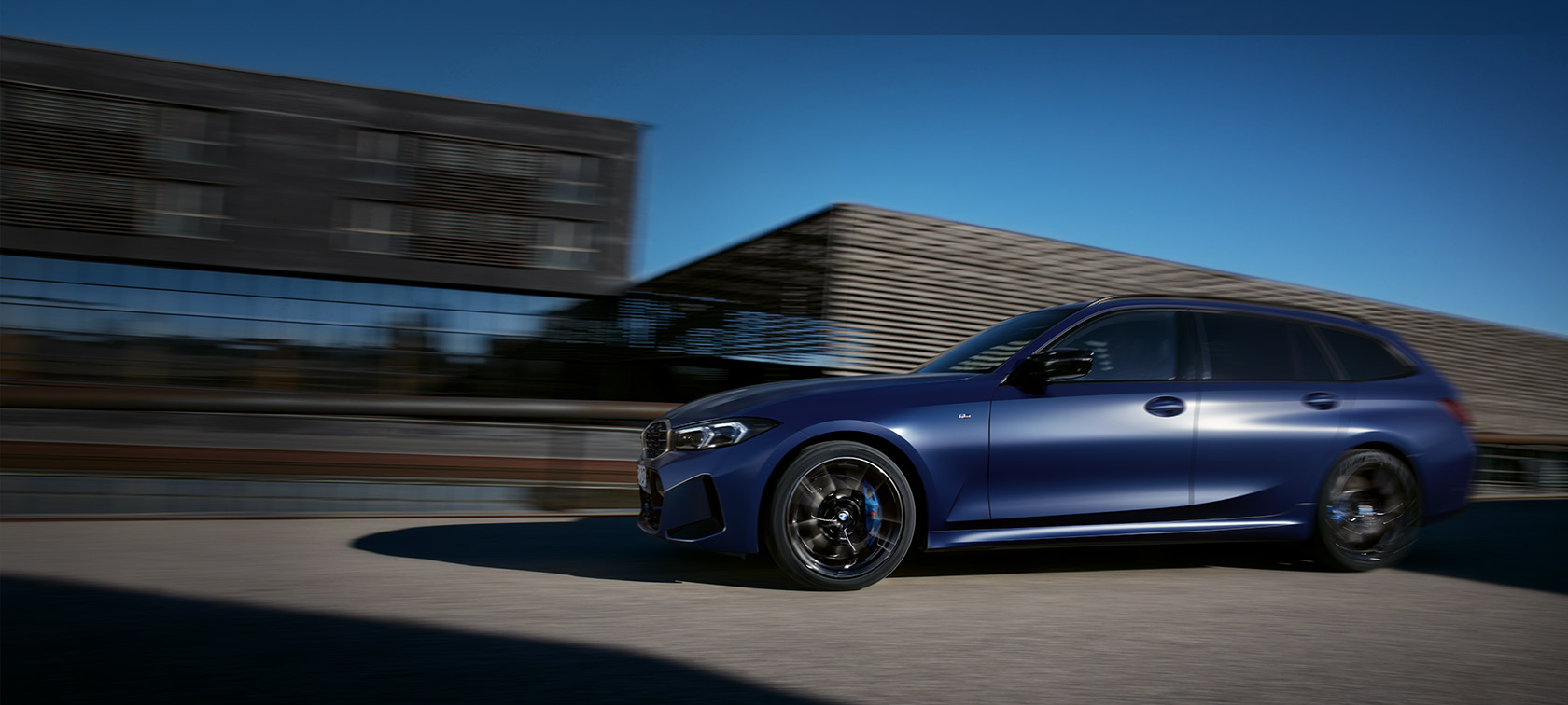 BMW M340i xDrive Touring G21, sett kjørende fra siden BMW M340i xDrive Touring G21 Frozen Tanzanite blå, sett kjørende fra siden