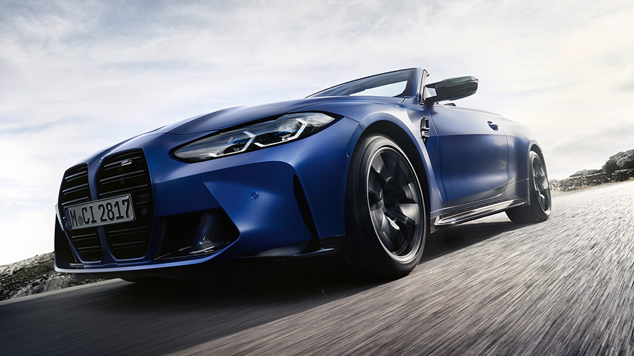 BMW M4 Competition Cabriolet med M xDrive G83 2021 Sett forfra med dobbel nyregrill BMW M4 Competition M Cabriolet med M xDrive G83 2021 BMW Individual frostet Portimaoblå metallic Front nyre sett i froskeperspektiv