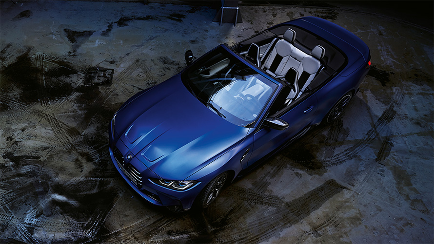 BMW M4 Competition Cabriolet med M xDrive G83 2021 BMW Individual frostet Portimaoblå metallic Fugleperspektiv med åpen kalesje BMW M4 Competition Cabriolet med M xDrive G83 2021 BMW Individual frostet Portimaoblå metallic Fugleperspektiv med åpen kalesje