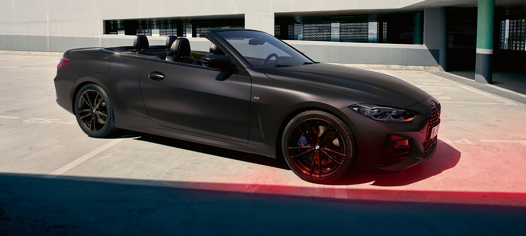 Sett skrått fra siden BMW M440i xDrive Cabriolet G23 2020 BMW M440i xDrive Cabriolet G23 2020 BMW Individual frostet dyp grå metallic sett skrått fra siden