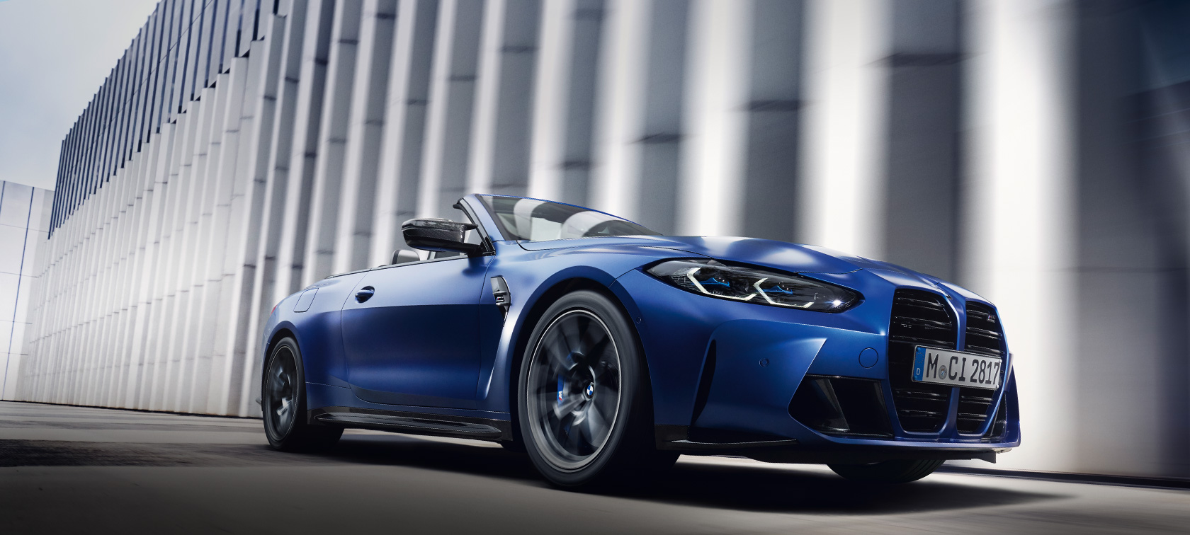 BMW M4 Competition M Cabriolet med M xDrive G83 2021 BMW Individual frostet Portimaoblå metallic sett stående fra siden i froskeperspektiv