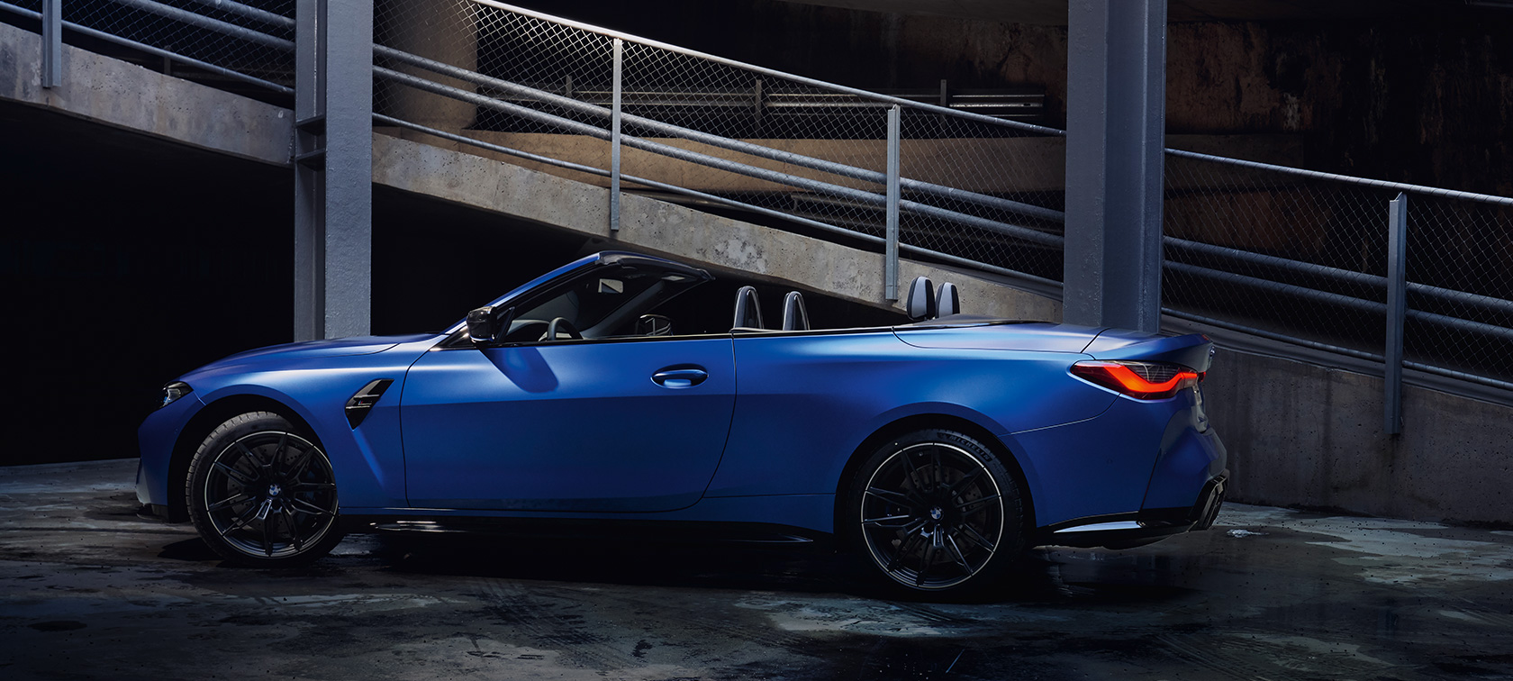 BMW M4 Competition Cabriolet med M xDrive G83 2021 sett stående fra siden BMW M4 Competition M Cabriolet med M xDrive G83 2021 BMW Individual frostet Portimaoblå metallic sett stående fra siden