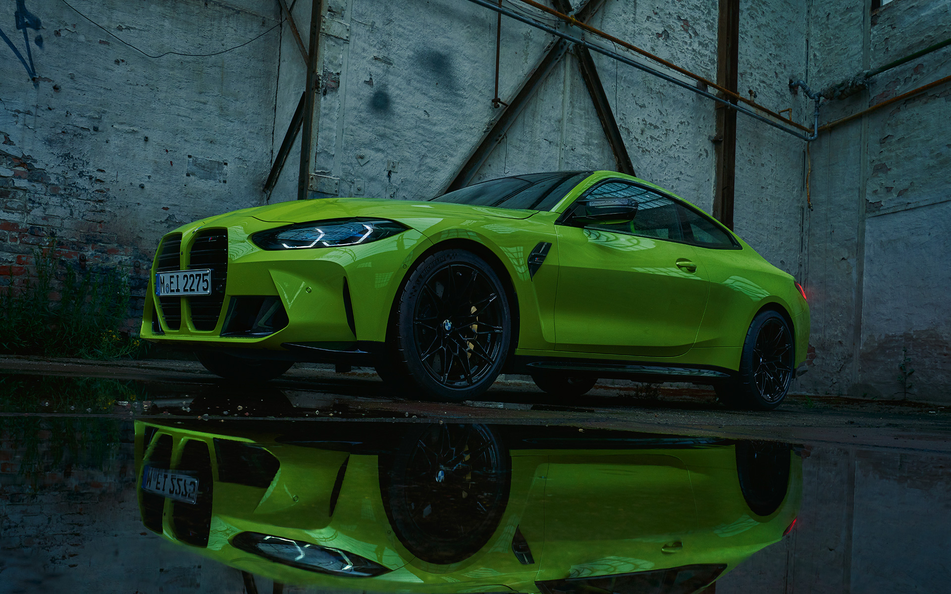 BMW M4 Competition Coupé G82 2020 Sao Paulo gul sett skrått forfra