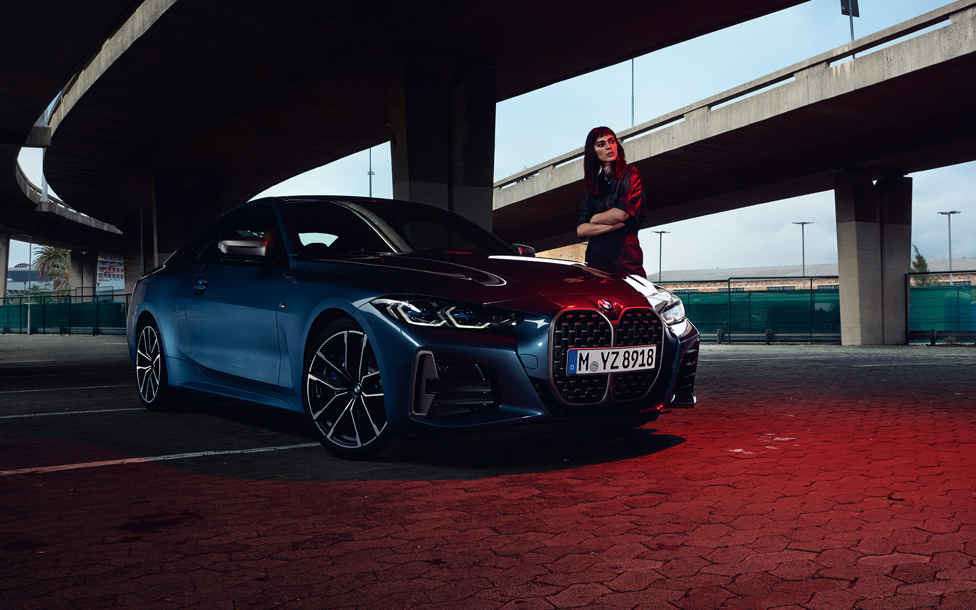 BMW M440i xDrive Coupé G22 2020 G82 2020 Arctic Race Blue metallic sett skrått forfra med modell