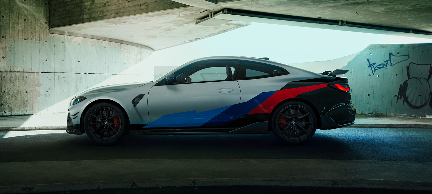 BMW M4 med BMW M Performance Parts BMW M4 Coupé G82 2020 BMW M4 Coupé G82 2020 sett fra siden med BMW M Performance Parts