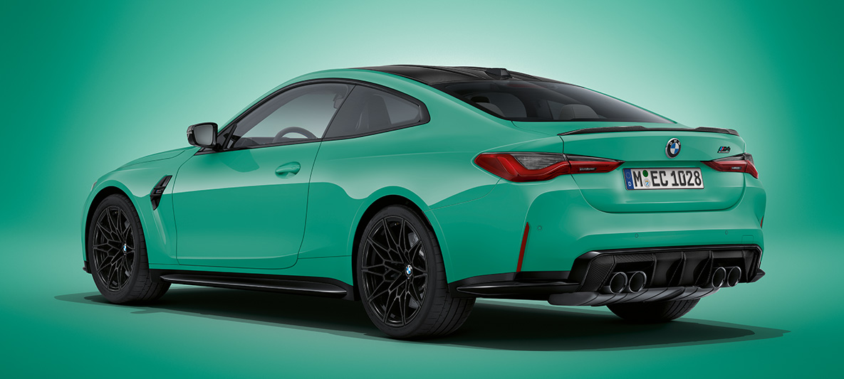 BMW M4 Coupé BMW Individual Mint metallic G82 2021 sett skrått bakfra stående BMW M4 Coupé BMW Individual Mint metallic G82 2021 sett skrått bakfra stående
