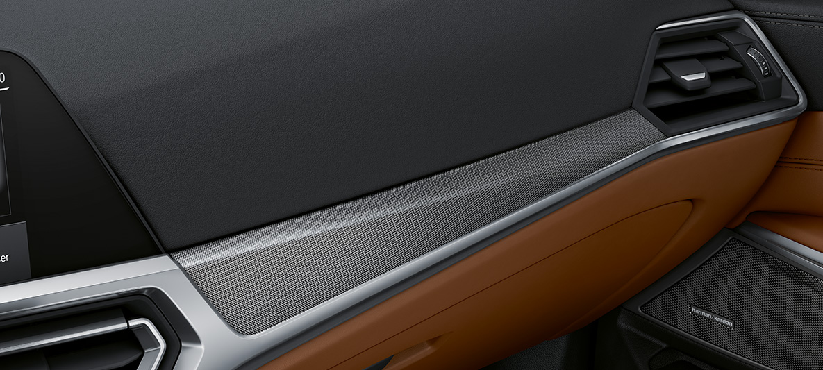 BMW Individual interiørlister i høyglanset vevd aluminium BMW M4 Coupé 2020 G82 interiør BMW Individual interiørlister i høyglanset vevd aluminium konturlister i krom med perleglansfinish BMW M4 Coupé G82 2020 interiør