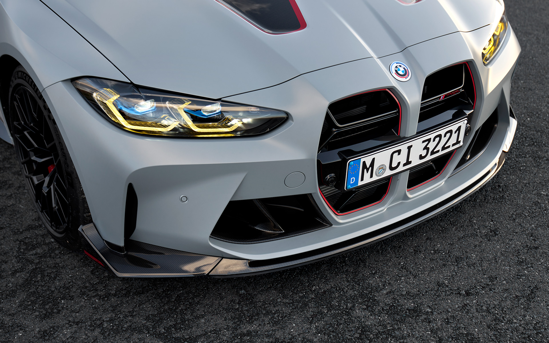 M Carbon frontsplitter BMW M4 CSL G82 BMW M4 CSL G82 BMW Individual spesiallakkering Frozen Brooklyn Grey metallic M Carbon frontsplitter nærbilde av fronten