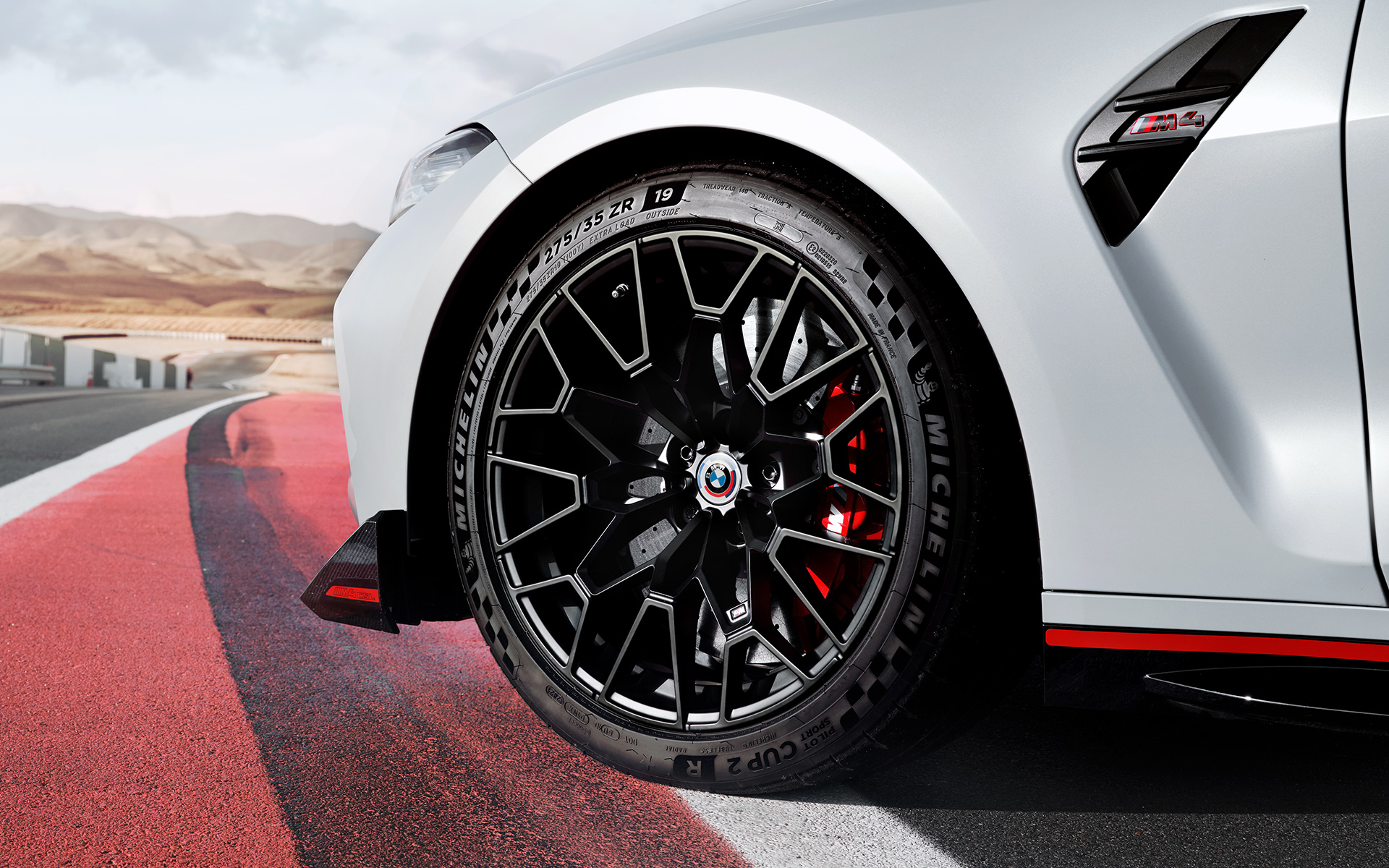M Carbon-keramiske bremser i høyglanset rødt BMW M4 CSL G82 BMW M4 CSL G82 BMW Individual spesiallakkering Frozen Brooklyn Grey metallic M Carbon-keramiske bremser i høyglanset rødt med lettvektshjul