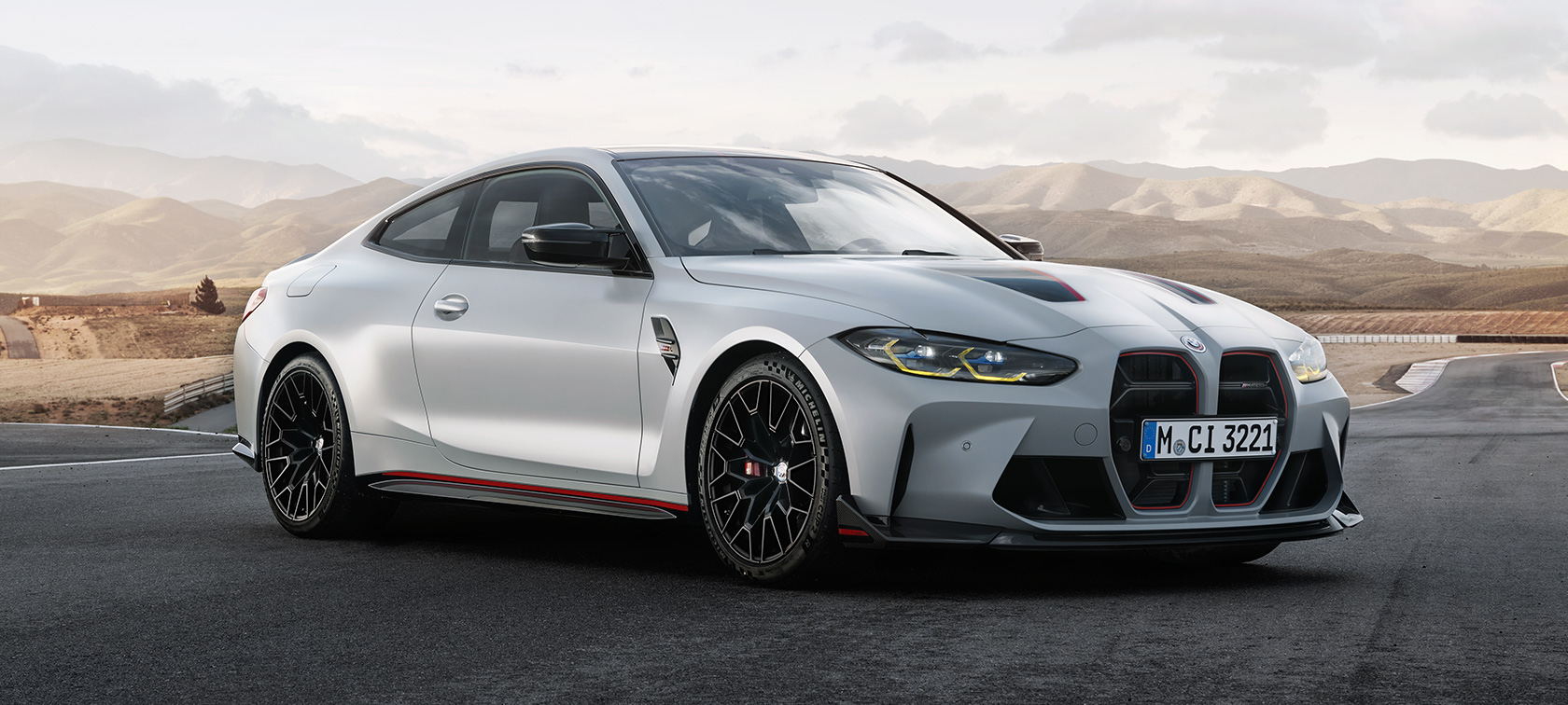 BMW M4 CSL G82 sett skrått forfra BMW M4 CSL G82 BMW Individual spesiallakkering Frozen Brooklyn Grey metallic sett skrått forfra