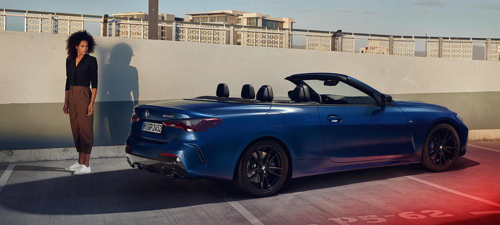 Sett skrått bakfra BMW M440i xDrive Cabriolet G23 2020 BMW M440i xDrive Cabriolet G23 2020 BMW Individual frostet Portimaoblå metallic sett skrått bakfra med modell