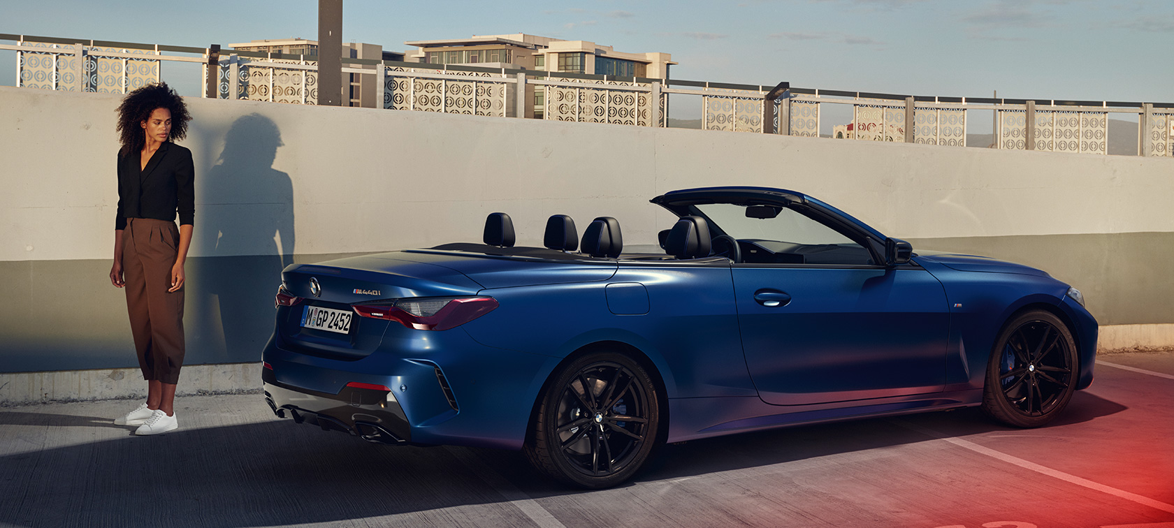 Sett skrått bakfra BMW M440i xDrive Cabriolet G23 2020 BMW M440i xDrive Cabriolet G23 2020 BMW Individual frostet Portimaoblå metallic sett skrått bakfra med modell