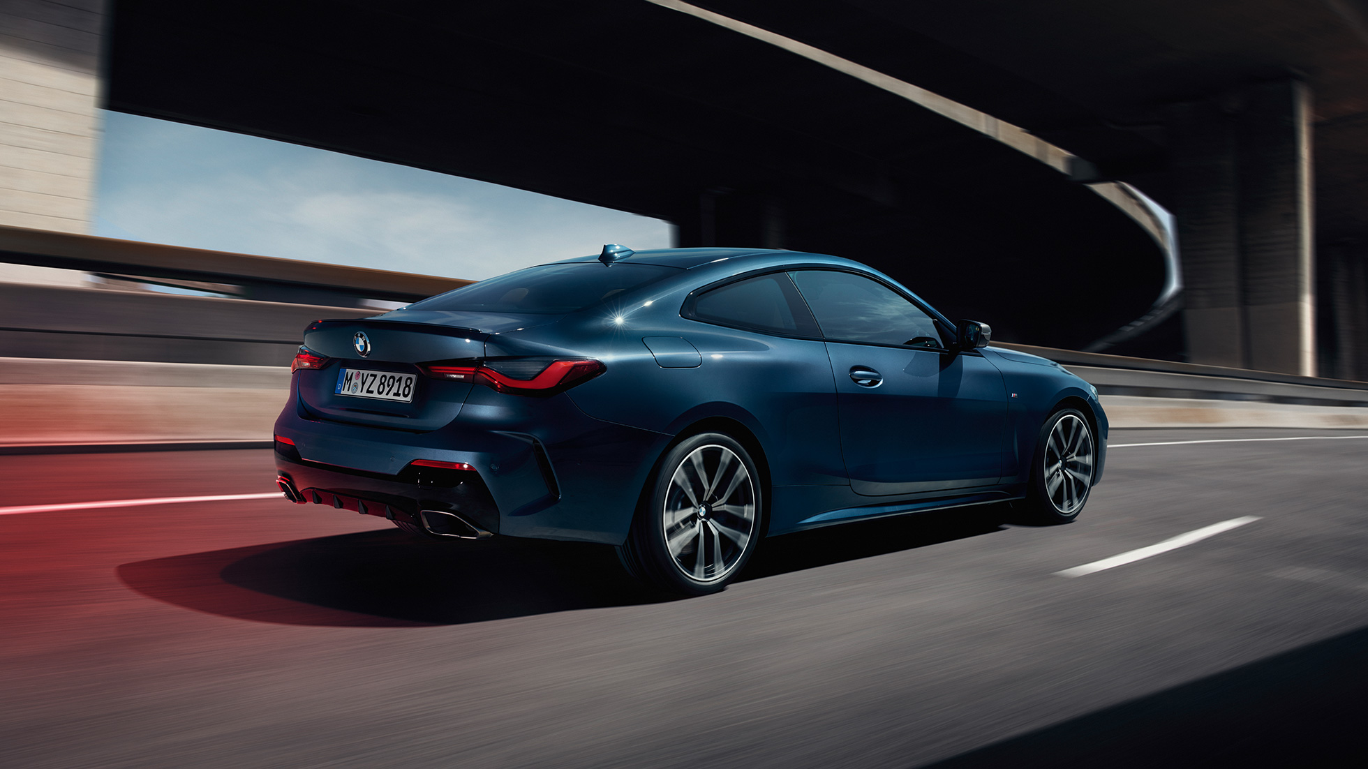 Sett skrått bakfra BMW M440i xDrive Coupé G22 2020 BMW M440i xDrive Coupé Arctic Race blå metallic sett skrått fra siden