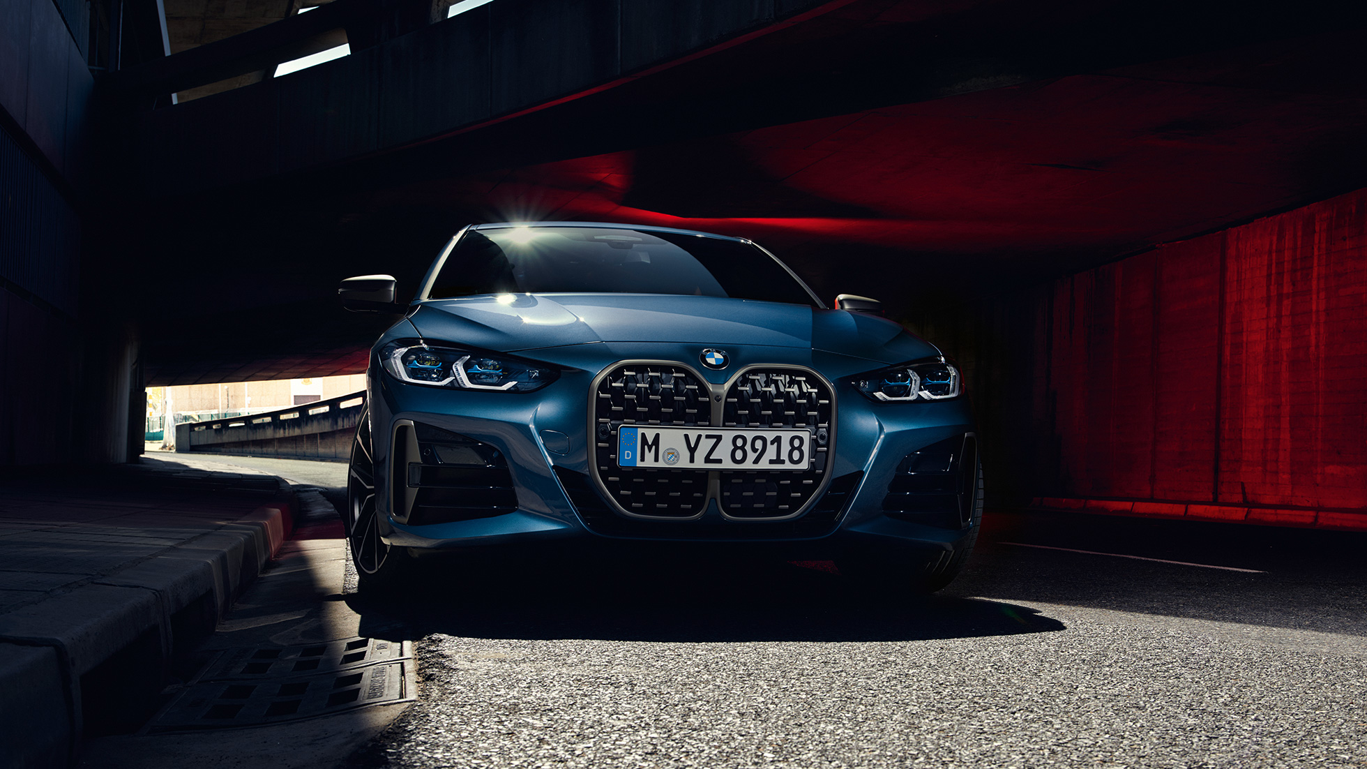 BMW dobbeltgrill LED-frontlykter BMW M440i xDrive Coupé G22 2020 BMW M440i xDrive Coupé Arctic Race blå metallic G22 2020 - Sett forfra BMW dobbeltgrill LED-frontlykter