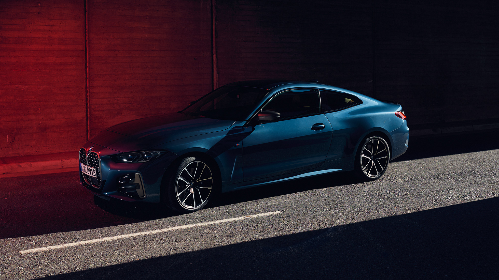 Sett fra siden taklinje BMW M440i xDrive Coupé G22 2020 BMW M440i xDrive Coupé Arctic Race blå metallic G22 2020 Sett fra siden taklinje