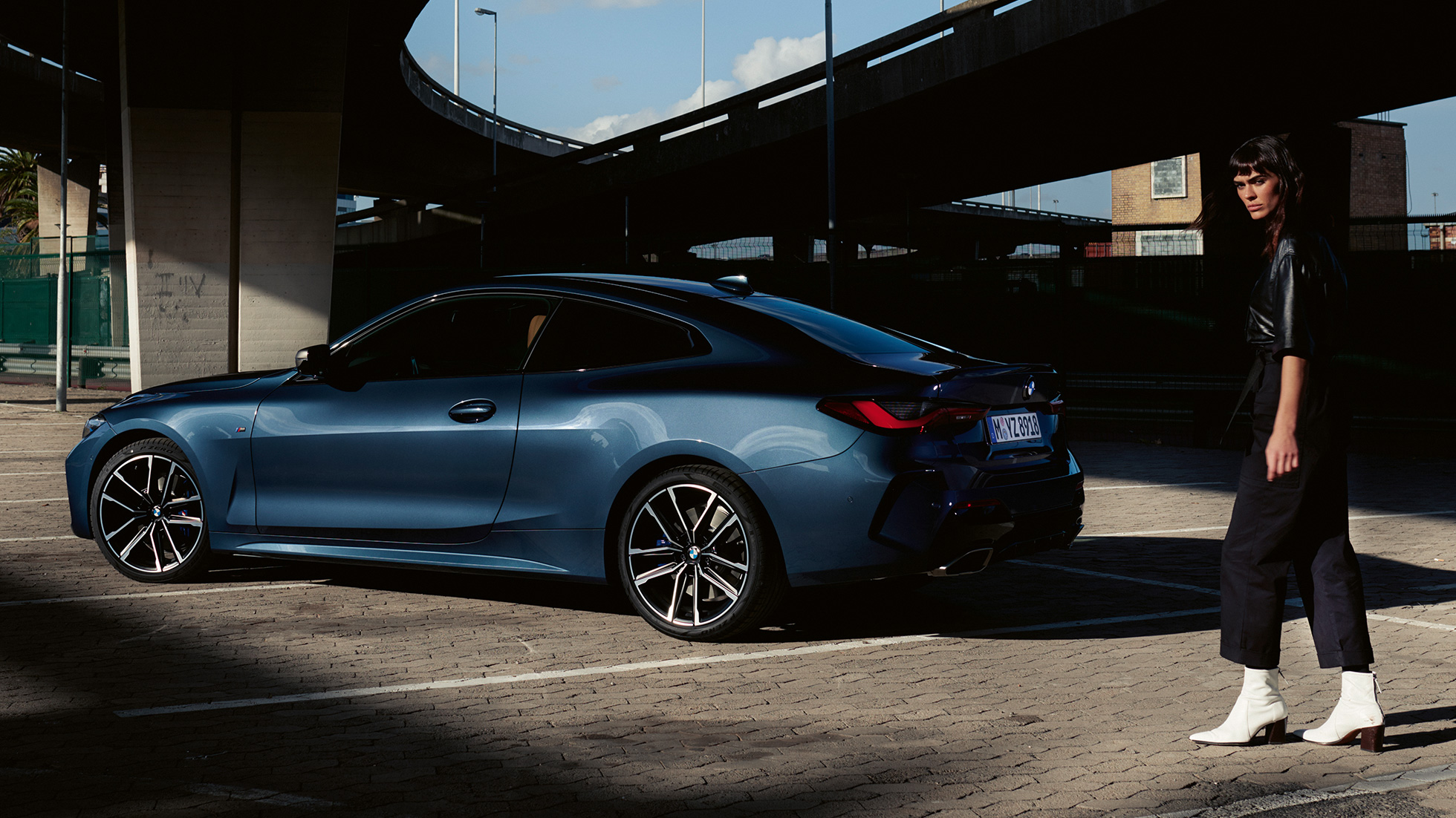 Sett skrått bakfra med modell BMW M440i xDrive Coupé G22 2020 BMW M440i xDrive Coupé Arctic Race blå metallic sett skrått bakfra Med modell