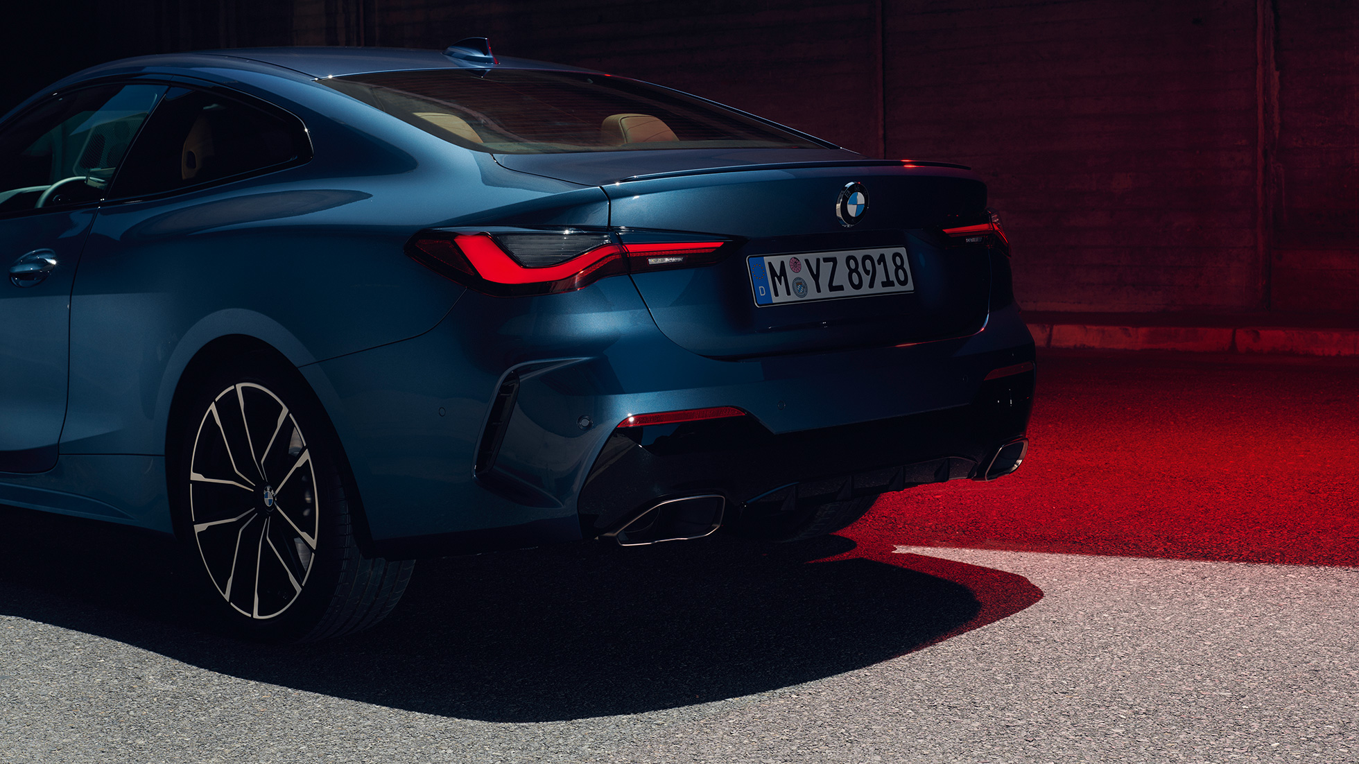 Sett skrått bakfra Baklykter BMW M440i xDrive Coupé G22 2020 BMW M440i xDrive Coupé Arctic Race blå metallic G22 2020 sett skrått bakfra Baklykter