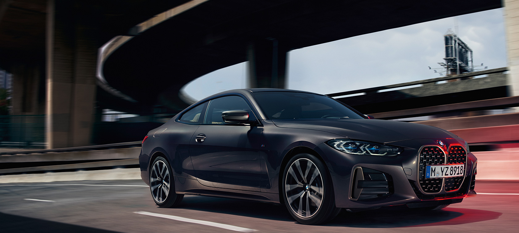 BMW M440i xDrive Coupé i G22 2020 Dravitgrå metallic sett skrått forfra 