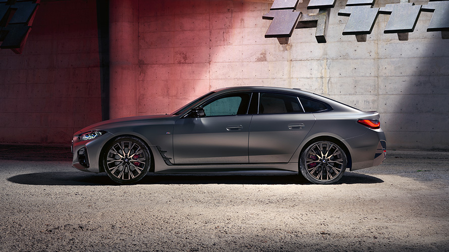 BMW M440i xDrive Gran Coupé G26 2021 sett fra siden BMW M440i xDrive Gran Coupé G26 2021 Frozen Pure Grey metallic sett forfra foran vegg