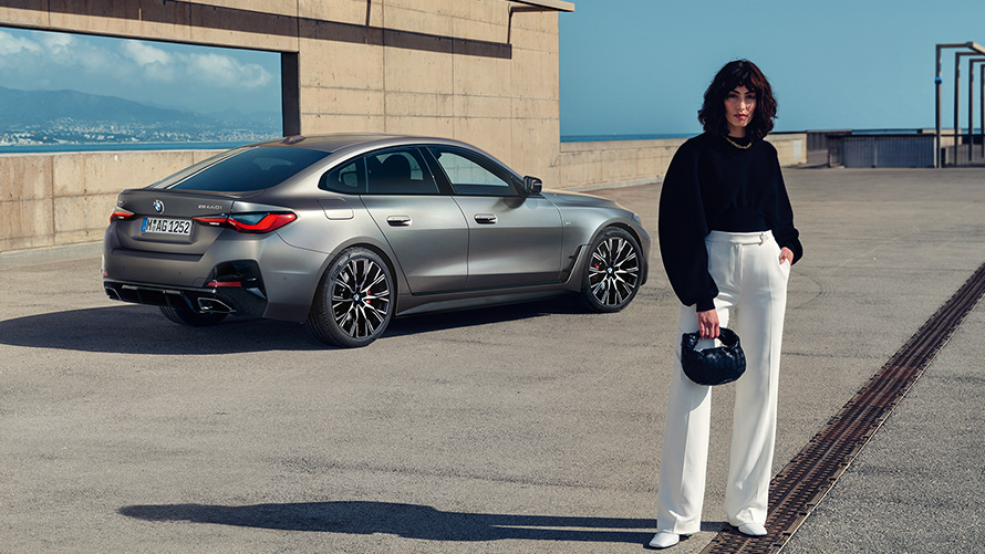 BMW M440i xDrive Gran Coupé G26 2021 sett på skrå bakfra, med modell BMW M440i xDrive Gran Coupé G26 2021 Frozen Pure Grey metallic sett på skrå bakfra, med modell