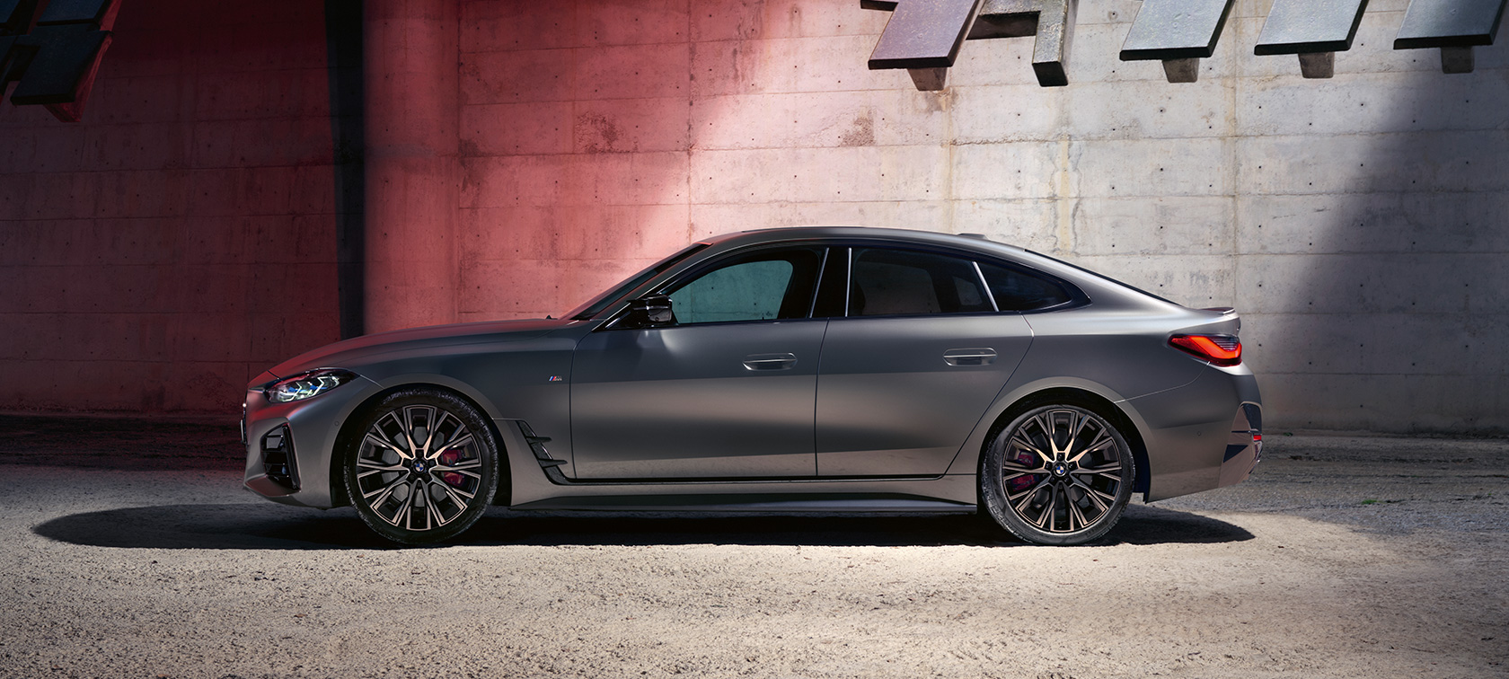 BMW M440i xDrive Gran Coupé G26 2021 sett fra siden BMW M440i xDrive Gran Coupé G26 2021 BMW Individual Frozen Pure Grey metallic sett stående fra siden