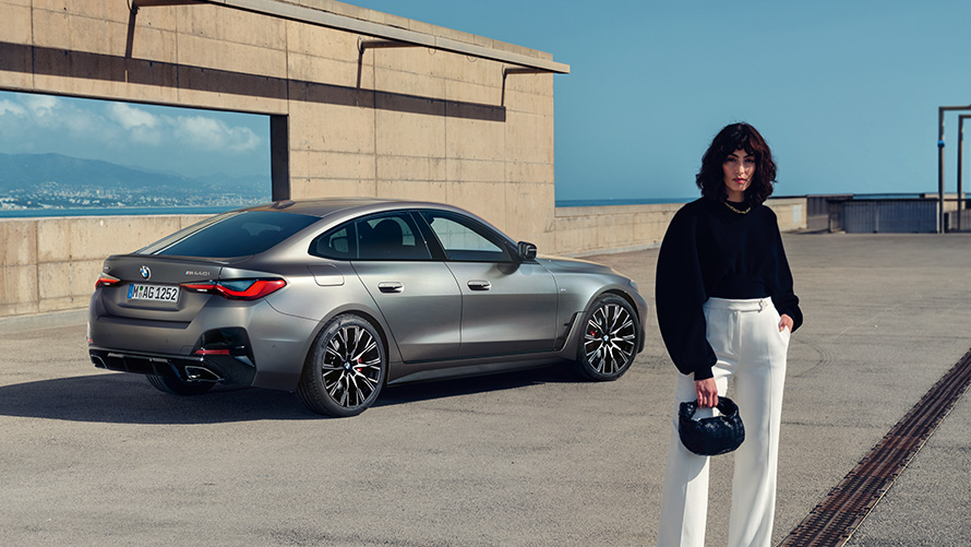 BMW M440i xDrive Gran Coupé G26 2021 sett på skrå bakfra, med modell BMW M440i xDrive Gran Coupé G26 2021 sett på skrå bakfra, med modell
