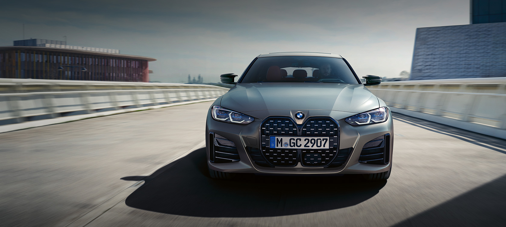 BMW M440i xDrive Gran Coupé G26 2021 BMW Individual Frozen Pure Grey metallic sett forfra