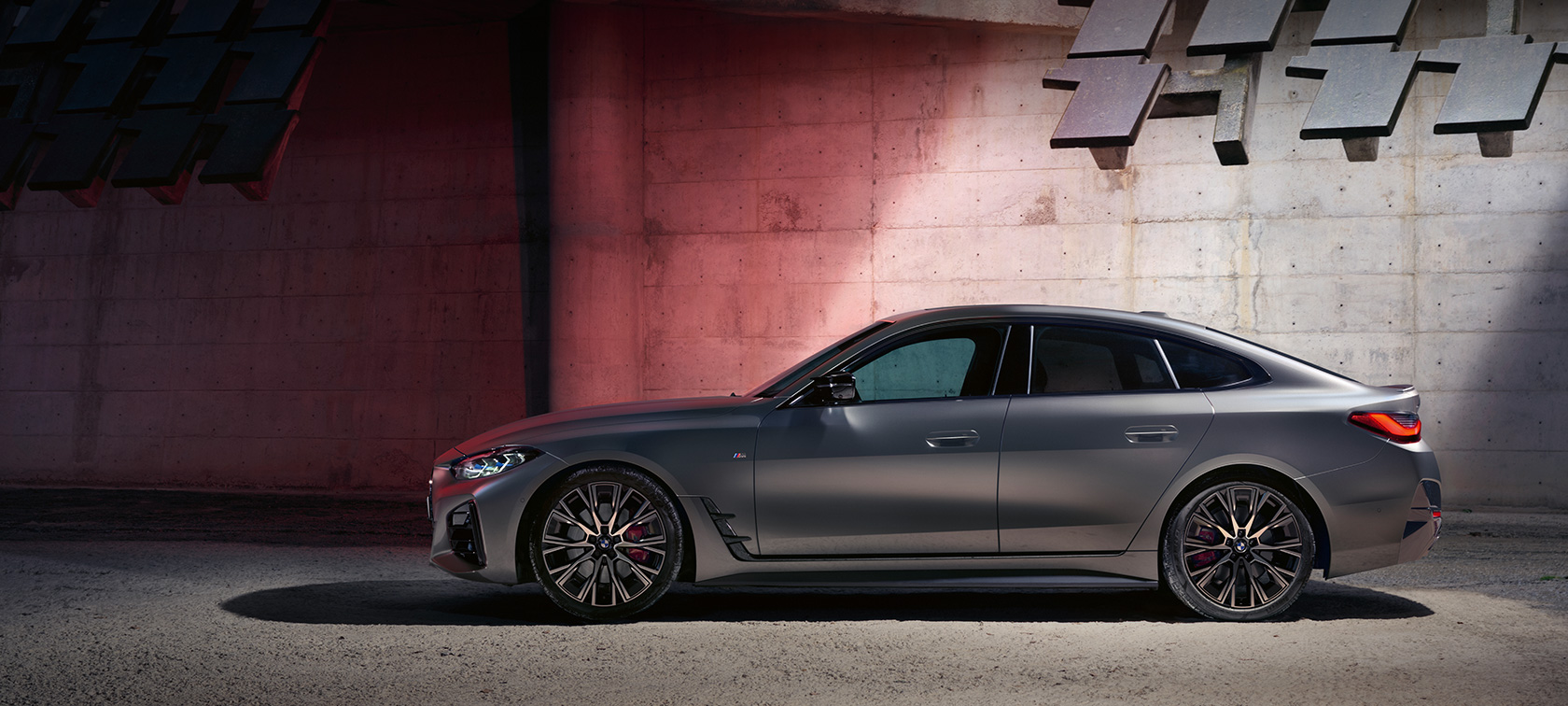 BMW M440i xDrive Gran Coupé G26 2021 sett skrått fra siden BMW M440i xDrive Gran Coupé G26 2021 BMW Individual Frozen Pure Grey metallic sett skrått fra siden