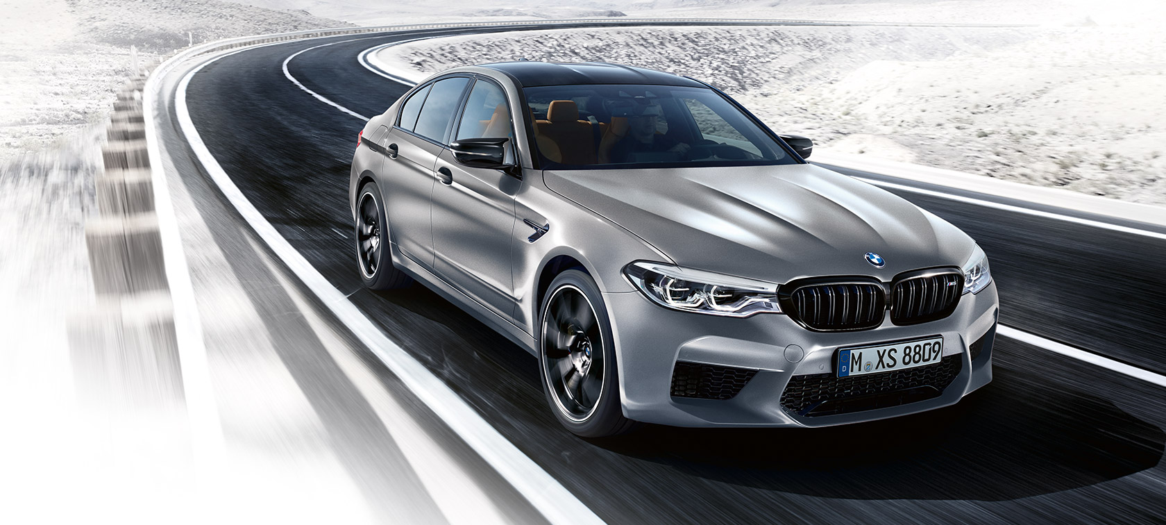 Design. BMW M5 Competition som kjører, sett skrått forfra.