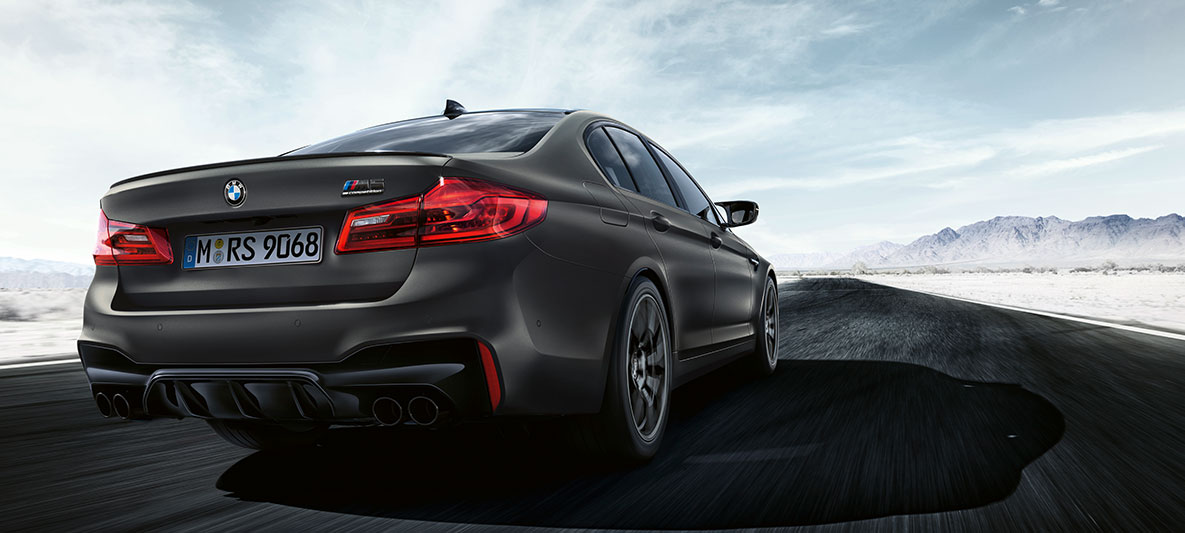 Enderør. BMW M5 Edition 35 år som kjører, sett bakfra.