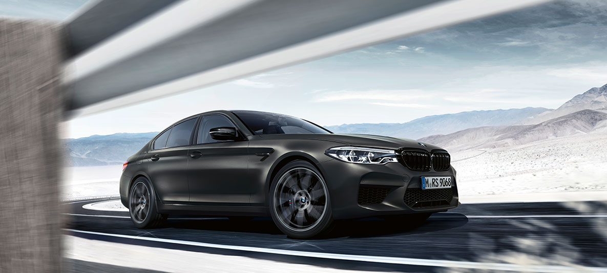 Luftinntak. BMW M5 Edition 35 år som kjører, sett fra siden.