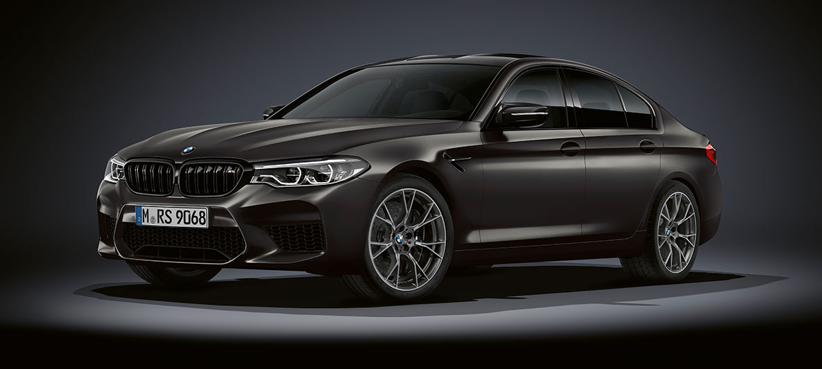 M gjeller. BMW M5 Edition 35 år sett på skrå fra siden.