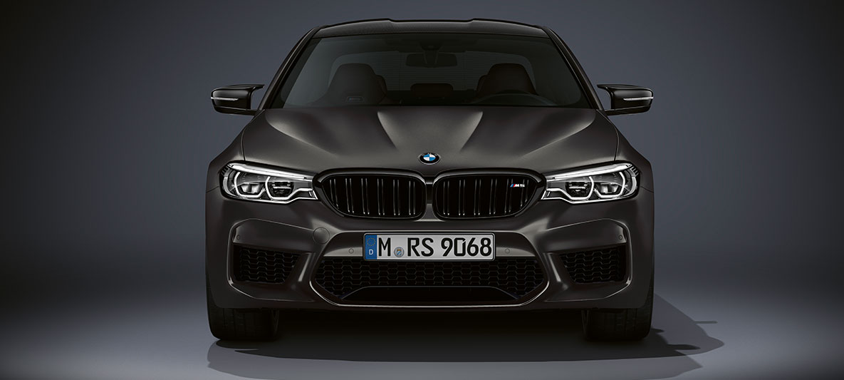 M grill. BMW M5 Edition 35 år som kjører, sett forfra.