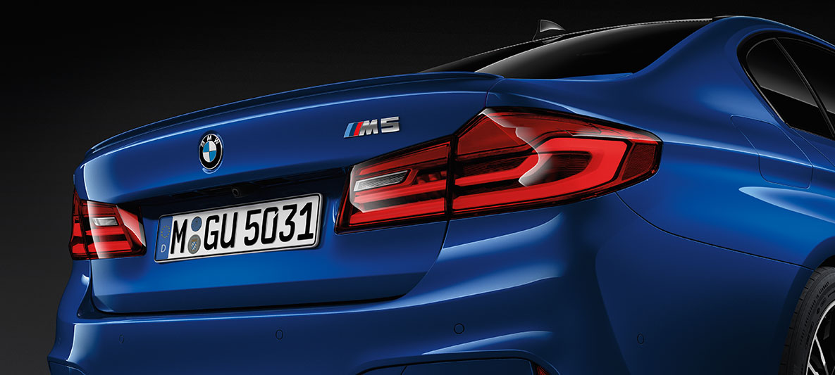 M5-logo. BMW M5 hekk sett bakfra, detalj M-logo.