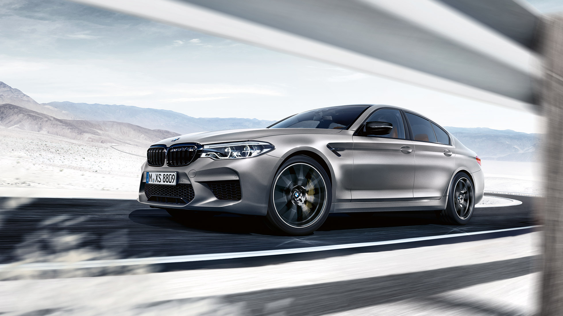 M xDrive. BMW M5 Competition sett skrått forfra under kjøring.