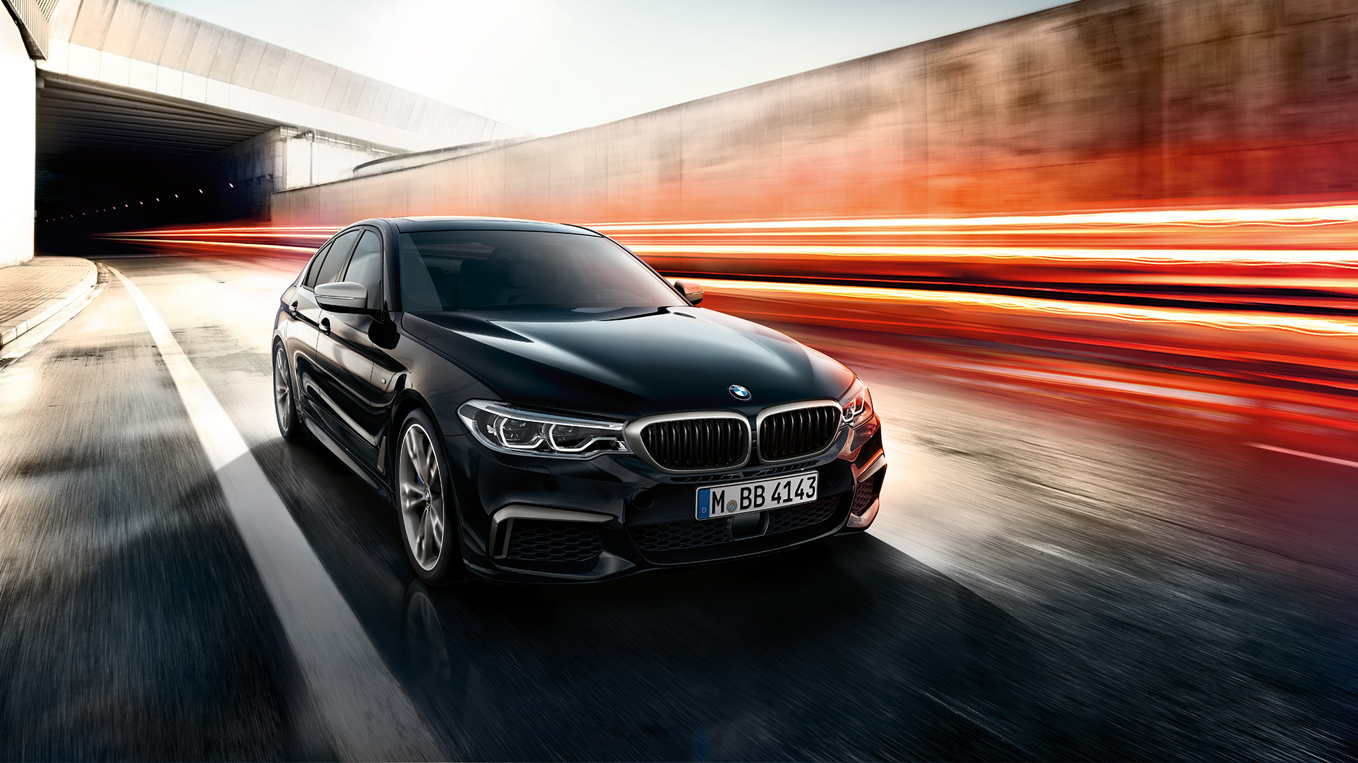 BMW M550i og BMW M550d. BMW M550i og BMW M550d sett skrått forfra under kjøring.