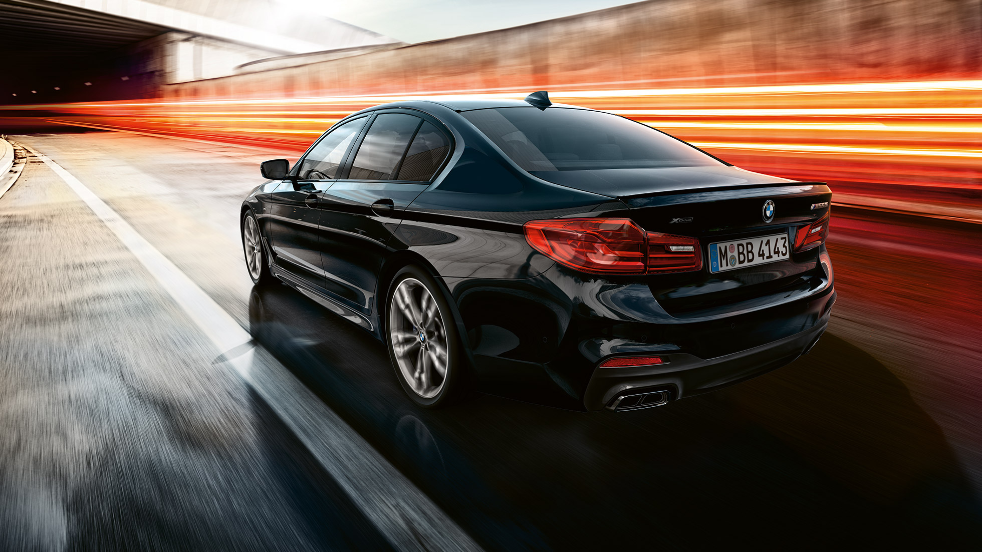 Kjøredynamikk. BMW M550i og BMW M550d sett skrått bakfra under kjøring.