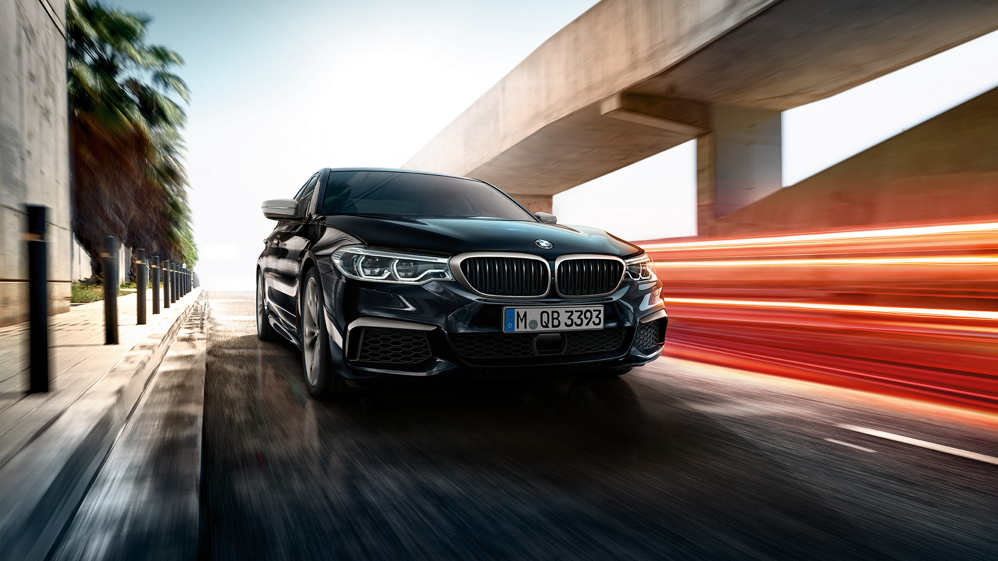 Utvendig design. BMW M550i og BMW M550d sett skrått forfra.